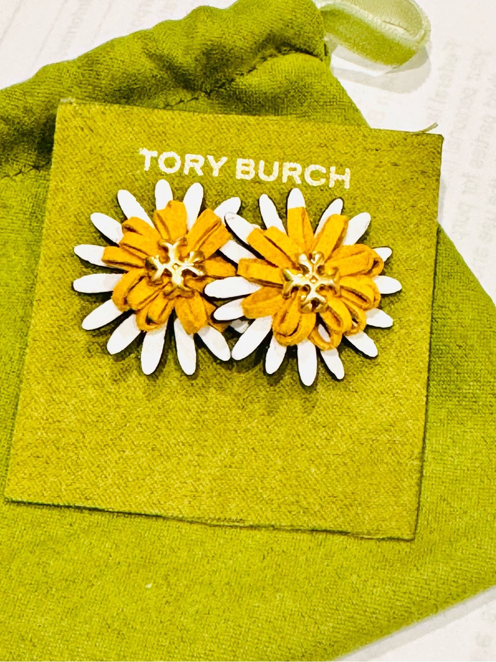 NWT Tory Burch Gold-Tone Yellow & White Daisy Flower Stud Earrings